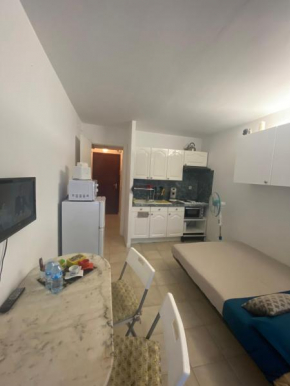 Joli studio neuf av terrasse à 50 m de la mer et gare